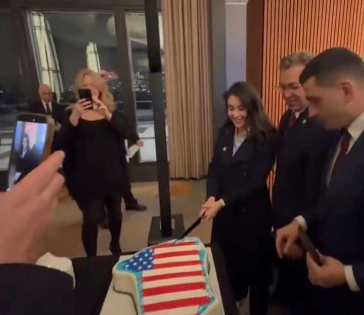 美国共和党议员切格陵兰岛蛋糕的第一刀