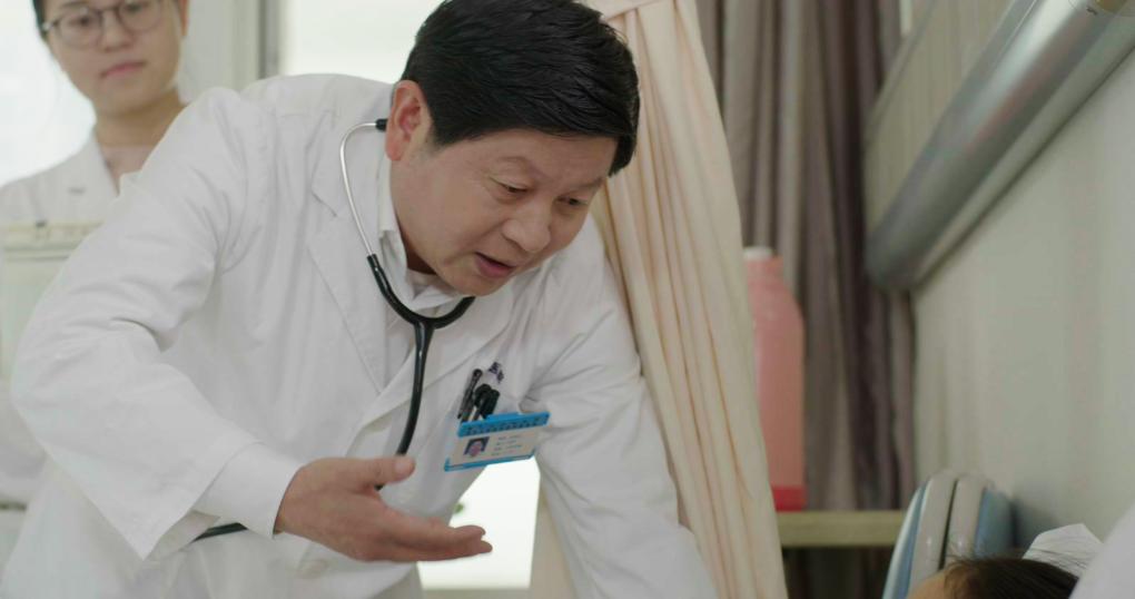 医生使用电脑为狼疮患者制定治疗方案