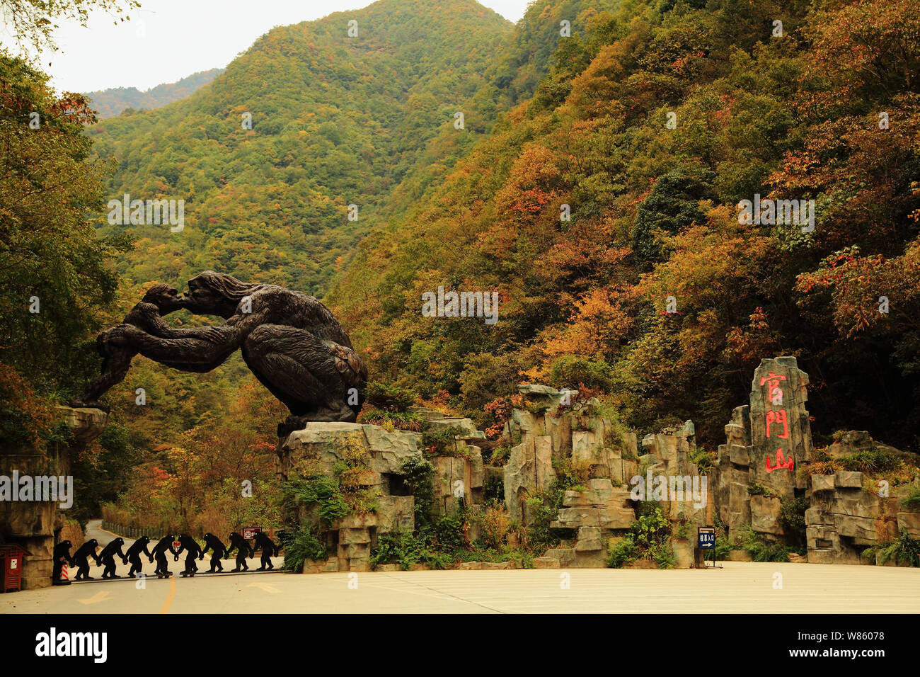 另一幅神农架秋季山景，象征隐秘与孤立