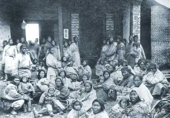 饥民围坐街头，神情麻木