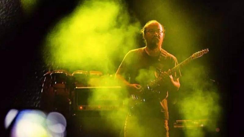 窦唯雨中演出瞬间