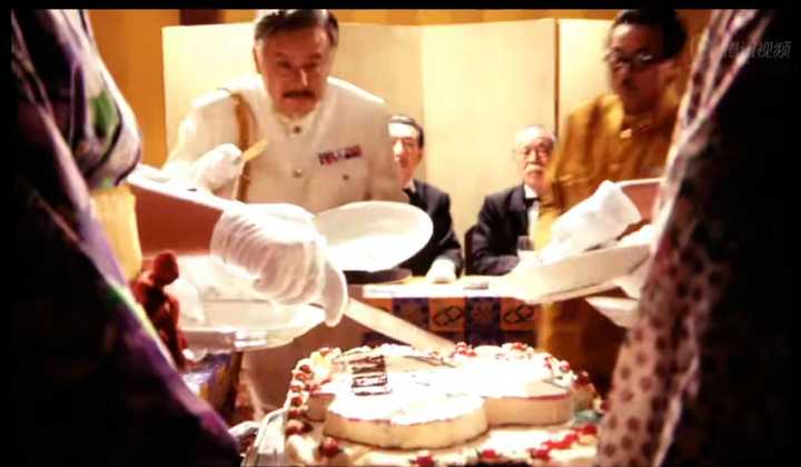 日本官员持刀切割，表情贪婪