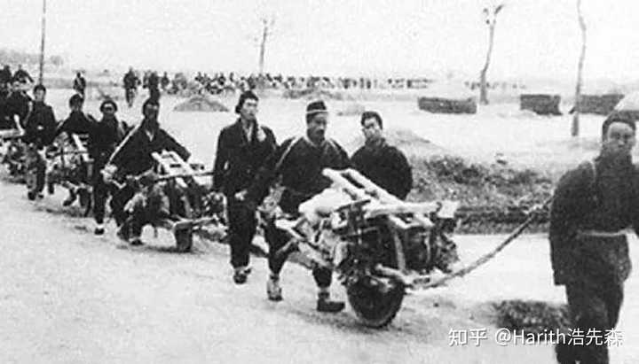 民众推独轮车支前