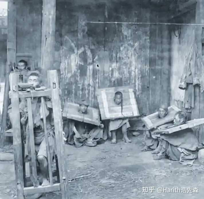 1910年长沙街头饥民与尸体