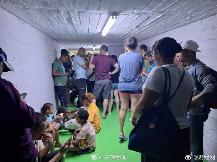 以色列民众进入避难所