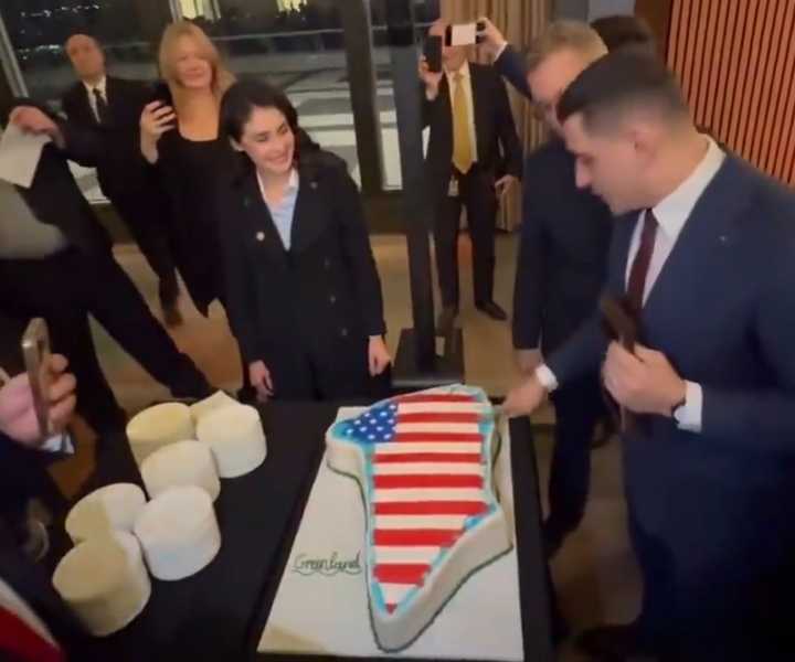 议员们围着蛋糕欢笑，分食象征性的「领土」