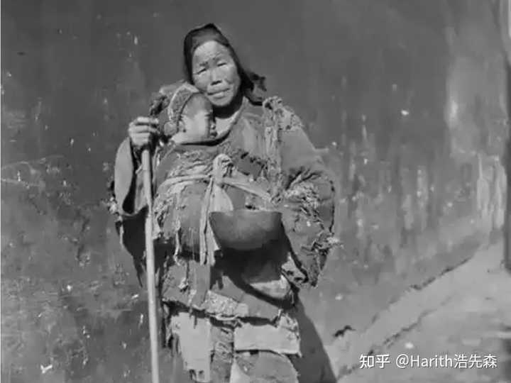 灾民衣衫褴褛，眼神空洞