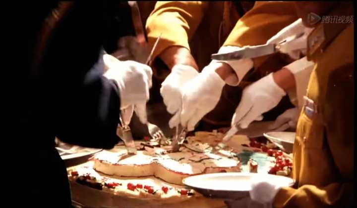 多双手同时伸向蛋糕，象征列强瓜分