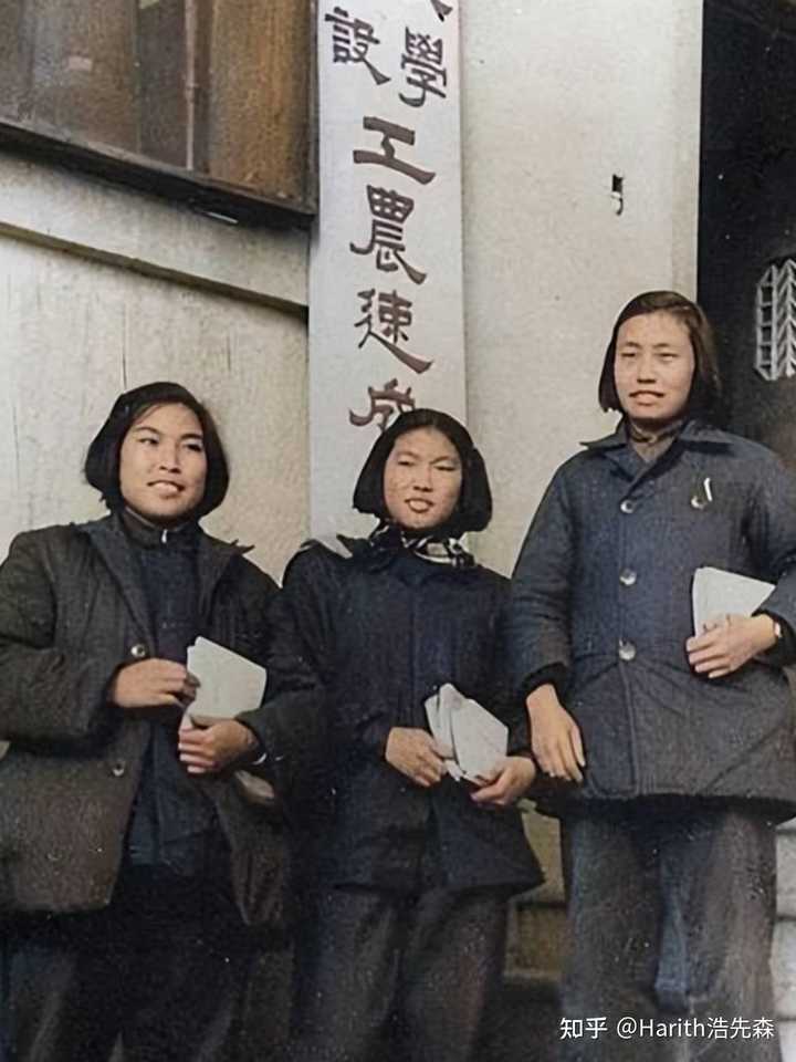 老乡们认真写字