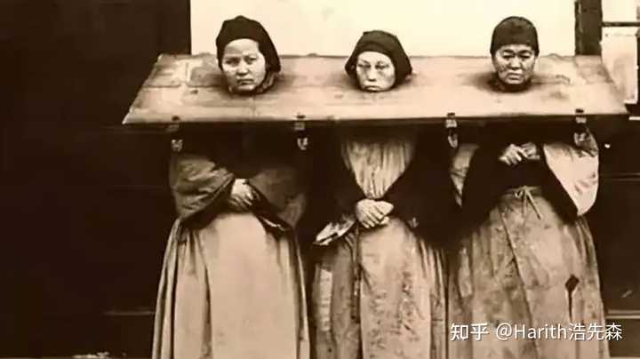 灾民在街头乞讨度日