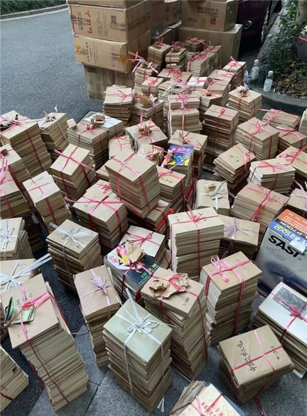 2023年，橄榄收到老教授的4000册藏书