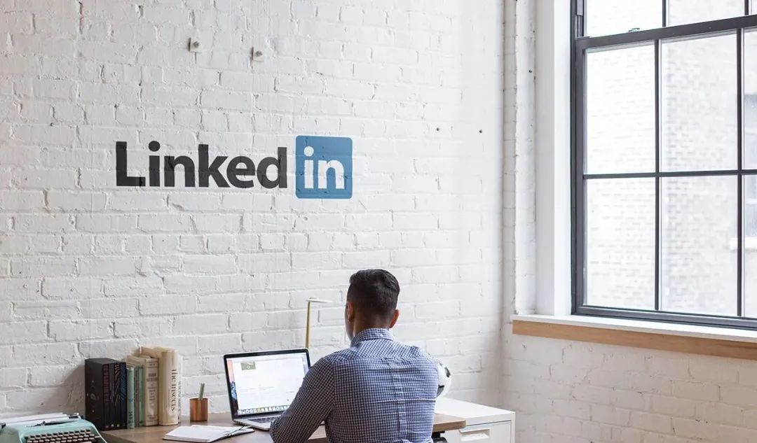 LinkedIn客服人员使用电脑工作